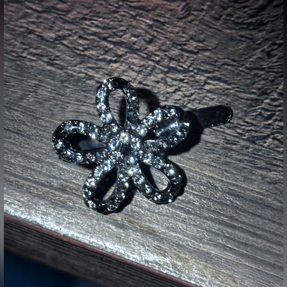 Swarovski crystal Hand Made magnetic Flower Barrette hair clips. 0.75 inches. - Picture 10 of 12